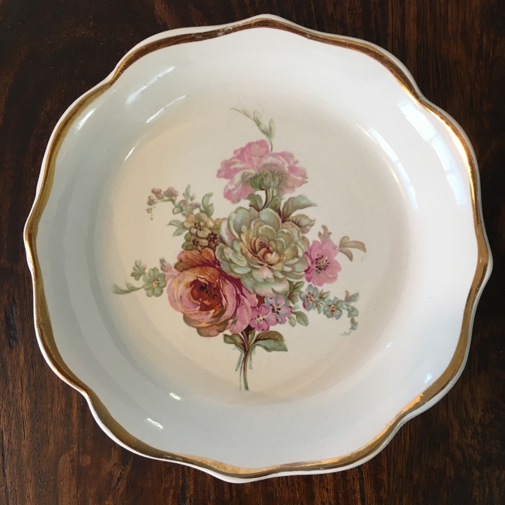 Vintage Royal Winton 4.5” trinket dish. Gold rim England Lovely and like new.